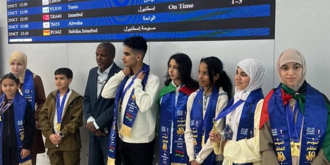 صورة للوفد الليبي من الطلاب المتفوقين والمنسق الوطني لمبادرة تحدي القراءة العربي داخل المطار قبيل مغادرتهم إلى دبي.