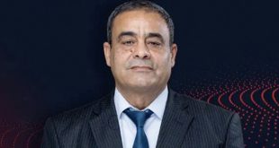 صورة رسمية لوزير المواصلات بحكومة الوحدة الوطنية محمد الشهوبي مرتدياً بدلة رسمية