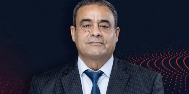 صورة رسمية لوزير المواصلات بحكومة الوحدة الوطنية محمد الشهوبي مرتدياً بدلة رسمية