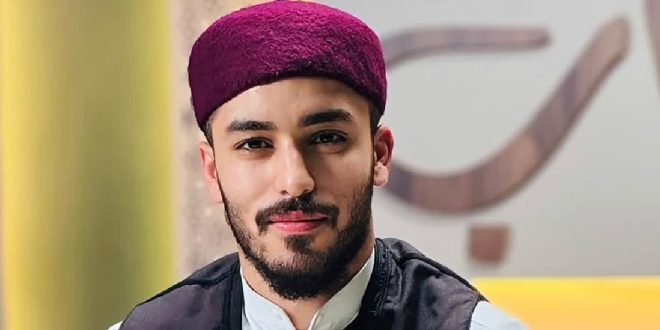 بورتريه لشاب يتزين بالزي الوطني التقليدي الليبي الكبوس العنابي والفرملة الداكنة.