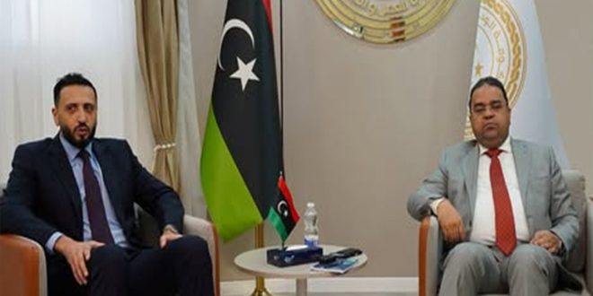صورة لوزير الاقتصاد والتجارة ووزير العمل والتأهيل خلال اجتماعهما المشترك لبحث تنسيق السياسات وتنظيم سوق العمل