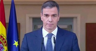 صورة مقربة لرئيس الوزراء الإسباني بيدرو سانشيز أثناء حديثه مؤتمراً صحفياً أمام العلمين الإسباني والأوروبي