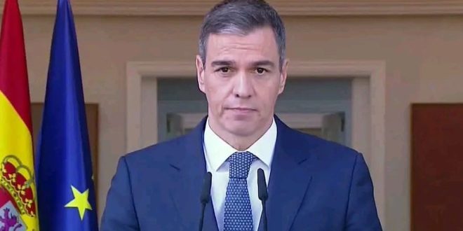 صورة مقربة لرئيس الوزراء الإسباني بيدرو سانشيز أثناء حديثه مؤتمراً صحفياً أمام العلمين الإسباني والأوروبي
