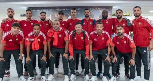 صورة جماعية لأعضاء ولاعبي المنتخب الوطني لكرة القدم داخل الصالات يرتدون الزي الرياضي في المطار عند وصولهم إلى المغرب.
