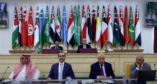 صورة جماعية للمشاركين في أعمال المؤتمر العربي الثاني والعشرين لرؤساء أجهزة المرور بالعاصمة التونسية تونس أمام أعلام الدول العربية.