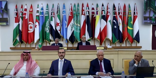 صورة جماعية للمشاركين في أعمال المؤتمر العربي الثاني والعشرين لرؤساء أجهزة المرور بالعاصمة التونسية تونس أمام أعلام الدول العربية.