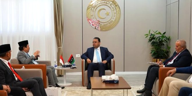 وزير العمل يبحث تنظيم أوضاع العمالة الإندونيسية في ليبيا