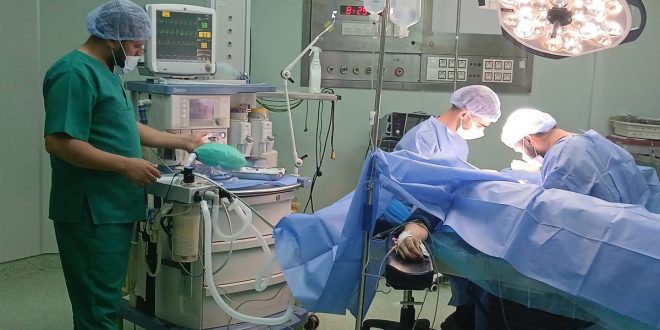 ​فريق طبى داخل غرفة العمليات يجرى عملية جراحية طارئة بمركز مصراتة الطبي لإنقاذ ذراع شاب من البتر.