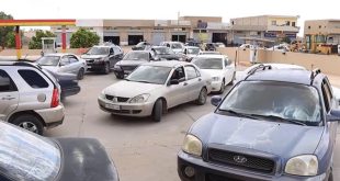 ​"صورة توثق ازدحام الطوابير وطابوراً طويلاً من سيارات المواطنين المنتظرة أمام إحدى محطات الوقود في جبل نفوسة ضمن أزمة نقص الوقود."
