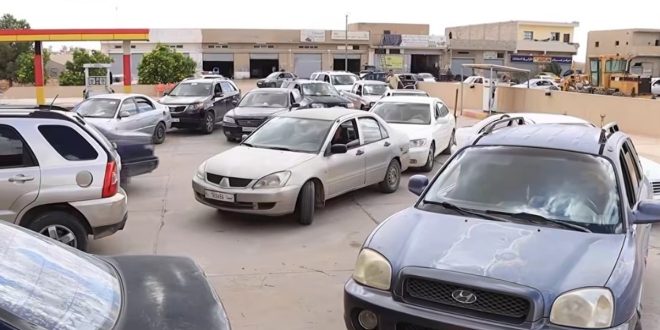 ​"صورة توثق ازدحام الطوابير وطابوراً طويلاً من سيارات المواطنين المنتظرة أمام إحدى محطات الوقود في جبل نفوسة ضمن أزمة نقص الوقود."