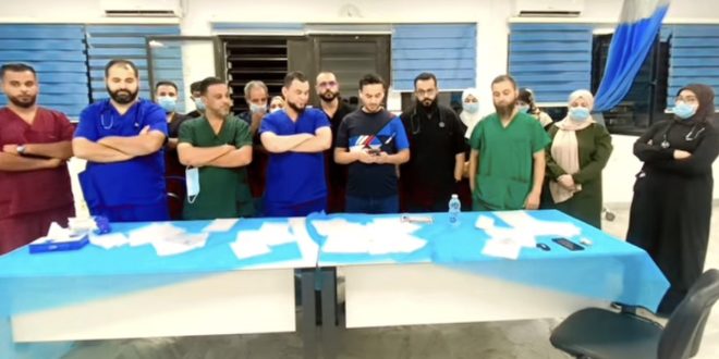 وقفة احتجاجية للكوادر الطبية بمستشفى طرابلس الجامعي استنكاراً لتوقيف أطباء والمطالبة بتحسين بيئة العمل