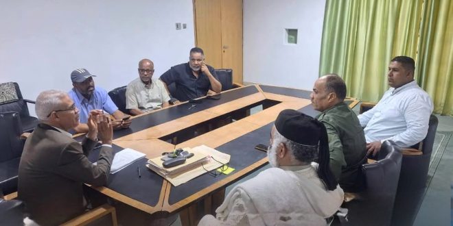 صورة لاجتماع رسمي للمجلس البلدي بالجفرة يناقش تنظيم توزيع الوقود والحد من السوق السوداء