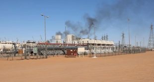 منشأة نفطية صناعية في صحراء ليبيا تابعة للمؤسسة الوطنية للنفط المعنية بإيرادات الإنتاج النفطي.