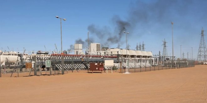 منشأة نفطية صناعية في صحراء ليبيا تابعة للمؤسسة الوطنية للنفط المعنية بإيرادات الإنتاج النفطي.