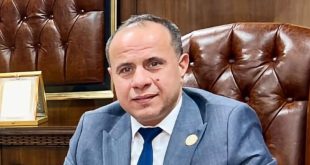 وزير التربية والتعليم أ.د. محمد عبدالسلام القريو يجلس في مكتبه بمناسبة اليوم العالمي للمعلم