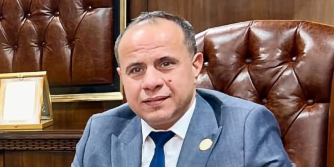 وزير التربية والتعليم أ.د. محمد عبدالسلام القريو يجلس في مكتبه بمناسبة اليوم العالمي للمعلم