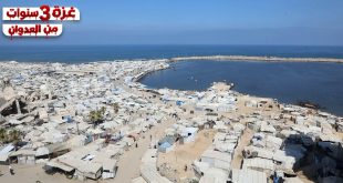 صورة جوية تُظهر مخيمات النازحين المكتظة في منطقة المواصي جنوب غربي قطاع غزة، حيث تتراص مئات الخيام والمساكن المؤقتة على امتداد الساحل بجوار البحر.