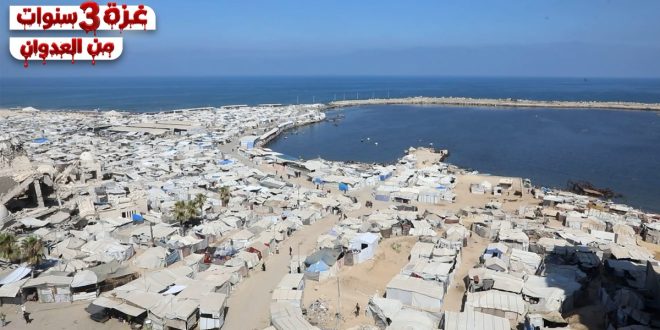 صورة جوية تُظهر مخيمات النازحين المكتظة في منطقة المواصي جنوب غربي قطاع غزة، حيث تتراص مئات الخيام والمساكن المؤقتة على امتداد الساحل بجوار البحر.