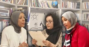 صورة فوتوغرافية تجمعيّة لـ "صالون الرحاب الثقافي" في بنغازي، توثق حضور الشاعرات والكاتبات وهن يتبادلن النقاشات الأدبية وقراءة النصوص في أجواء ثقافية.