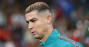 ​صورة مقربة لقائد المنتخب البرتغالي كريستيانو رونالدو بملامح جادة مرتدياً الزي الرياضي للمنتخب.