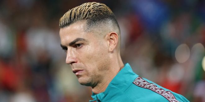 ​صورة مقربة لقائد المنتخب البرتغالي كريستيانو رونالدو بملامح جادة مرتدياً الزي الرياضي للمنتخب.