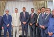 صورة فوتوغرافية لرئيس الوزراء الصومالي حمزة عبدي بري ووفد وزارة الصناعة والمعادن الليبي يظهرون وقوفاً أثناء اجتماعهم في مقديشو لبحث الشراكة الاقتصادية.