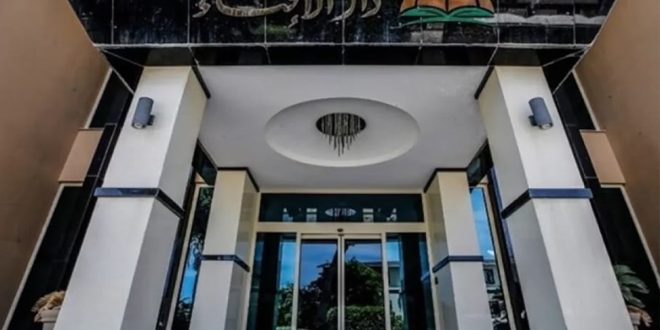 واجهة مدخل مبنى دار الإفتاء الليبية مع شعارها واسمها البارز
