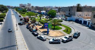 صورة جوية لشارع عام في منطقة السياحية بطرابلس تظهر فيه حركة المرور وموقع أعمال الصيانة الطارئة لمعالجة هبوط خط الصرف الصحي.