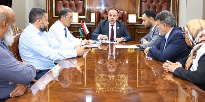 القريو يتابع حصر الفروقات المالية المستحقة للعاملين بقطاع التعليم