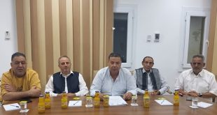 ​"صورة تعبيرية لاجتماع عمداء بلديات الساحل الغربي والجبل لمناقشة تداعيات توقف الدراسة ومطالبة الجهات المعنية بمعالجة أزمة قطاع التعليم في ليبيا."