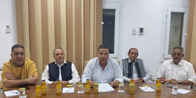 ​"صورة تعبيرية لاجتماع عمداء بلديات الساحل الغربي والجبل لمناقشة تداعيات توقف الدراسة ومطالبة الجهات المعنية بمعالجة أزمة قطاع التعليم في ليبيا."