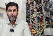 صورة مركبة خاصة بمنصة "الصباح الإخبارية" تظهر على الجانب الأيسر لقطة مقربة لرجل بقميص فاتح ولحية يرتدي ميكروفوناً (يتحدث على الأغلب). على الجانب الأيمن، صورة لبنية تحتية صناعية ضخمة لمحطة كهرباء بخارية، مع هياكل معدنية معقدة، أنابيب ملونة (أحمر، أصفر)، وحدات تبريد، ومعدات ثقيلة، مما يشير إلى أعمال بناء وصيانة في محطة كهرباء الخليج.
