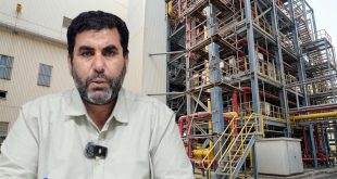 صورة مركبة خاصة بمنصة "الصباح الإخبارية" تظهر على الجانب الأيسر لقطة مقربة لرجل بقميص فاتح ولحية يرتدي ميكروفوناً (يتحدث على الأغلب). على الجانب الأيمن، صورة لبنية تحتية صناعية ضخمة لمحطة كهرباء بخارية، مع هياكل معدنية معقدة، أنابيب ملونة (أحمر، أصفر)، وحدات تبريد، ومعدات ثقيلة، مما يشير إلى أعمال بناء وصيانة في محطة كهرباء الخليج.