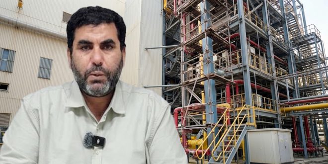 صورة مركبة خاصة بمنصة "الصباح الإخبارية" تظهر على الجانب الأيسر لقطة مقربة لرجل بقميص فاتح ولحية يرتدي ميكروفوناً (يتحدث على الأغلب). على الجانب الأيمن، صورة لبنية تحتية صناعية ضخمة لمحطة كهرباء بخارية، مع هياكل معدنية معقدة، أنابيب ملونة (أحمر، أصفر)، وحدات تبريد، ومعدات ثقيلة، مما يشير إلى أعمال بناء وصيانة في محطة كهرباء الخليج.