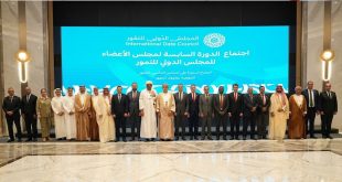 صورة جماعية لوزير الزراعة والوفد المرافق له مع وفود الدول المشاركة في الدورة السادسة للمجلس الدولي للتمور في مسقط.
