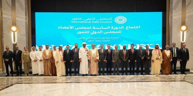 صورة جماعية لوزير الزراعة والوفد المرافق له مع وفود الدول المشاركة في الدورة السادسة للمجلس الدولي للتمور في مسقط.