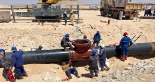 : مهندسون وفنيون يعملون في موقع صحراوي على استبدال وربط خط الشحن الرئيسي لنقل النفط بين حقل السرير وميناء الحريقة