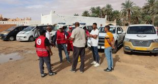 ​أفراد من الهلال الأحمر وجهاز الطب والطوارئ بجانب سيارات الإسعاف خلال جولة ميدانية تفقدية في غدامس لمتابعة آثار الأمطار وجريان الأودية.