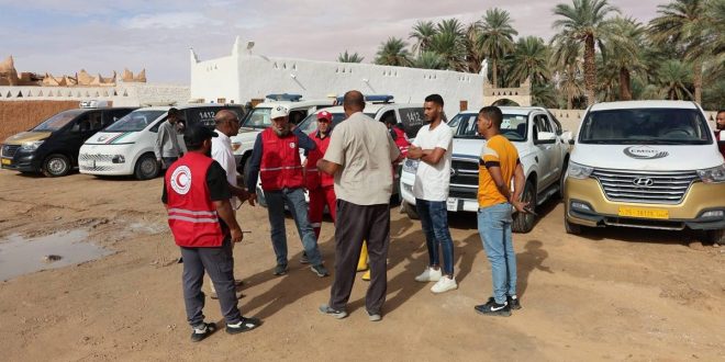 ​أفراد من الهلال الأحمر وجهاز الطب والطوارئ بجانب سيارات الإسعاف خلال جولة ميدانية تفقدية في غدامس لمتابعة آثار الأمطار وجريان الأودية.