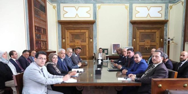 ​صورة اجتماعية رسمية لمحافظ مصرف ليبيا المركزي الدكتور فوزي أبوخزام وهو يترأس اجتماعه الأول مع مديري الإدارات بمقر المصرف.