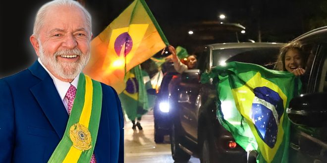 ​صورة مركبة للرئيس البرازيلي لولا دا سيلفا مرتدياً الوشاح الرئاسي إلى جوار مشهد احتفالي لأنصار يحملون الأعلام البرازيلية بمناسبة فوزه بالانتخابات الرئاسية.