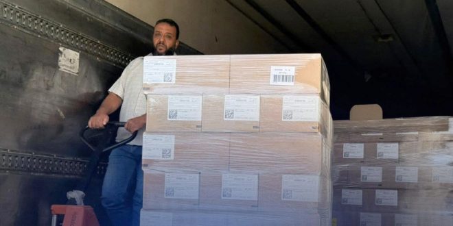 ​عامل بجهاز الإمداد الطبي يشرف على نقل شحنة صناديق الأنسولين الثالثة لدعم مرضى السكري في ليبيا.