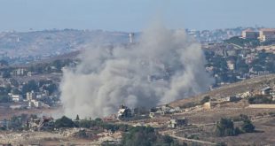 ​صورة جوية تُظهر تصاعد أعمدة كثيفة من الدخان والغبار جراء الغارات الجوية الإسرائيلية والقصف الذي استهدف بلدات ومناطق متفرقة في جنوب لبنان.