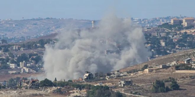​صورة جوية تُظهر تصاعد أعمدة كثيفة من الدخان والغبار جراء الغارات الجوية الإسرائيلية والقصف الذي استهدف بلدات ومناطق متفرقة في جنوب لبنان.