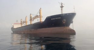 ​سفينة تجارية ضخمة تحمل اسم MONTROSE راسية في ميناء طرابلس البحري خلال تفريغ شحنات السكر والقمح