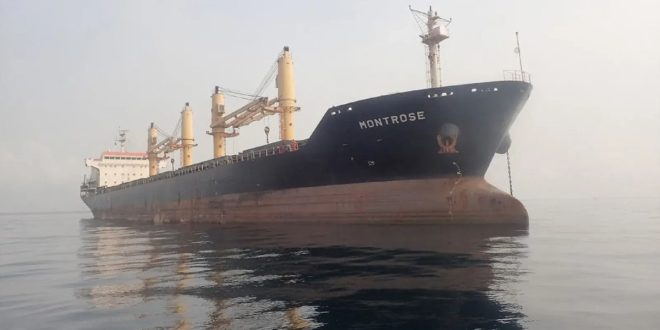​سفينة تجارية ضخمة تحمل اسم MONTROSE راسية في ميناء طرابلس البحري خلال تفريغ شحنات السكر والقمح
