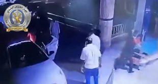 صورة مقطوعة من تسجيلات كاميرات المراقبة أُعِلن عنها ضمن بيان مكتب التحري وجمع المعلومات بجهاز الحرس البلدي، حيث تُظهر وجود حركة لأشخاص وأطقم أمام مدخل مرفق صحي ليلاً