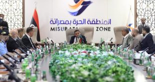 ​"صورة اجتماعية لرئيس حكومة الوحدة الوطنية عبد الحميد الدبيبة خلال ترأسه اجتماعاً مع التجار وممثلي غرف التجارة والصناعة في المنطقة الحرة مصراتة لمناقشة الأسعار والاعتمادات وسعر الصرف.