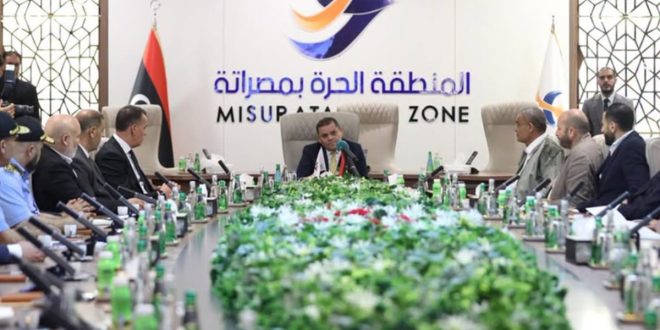 ​"صورة اجتماعية لرئيس حكومة الوحدة الوطنية عبد الحميد الدبيبة خلال ترأسه اجتماعاً مع التجار وممثلي غرف التجارة والصناعة في المنطقة الحرة مصراتة لمناقشة الأسعار والاعتمادات وسعر الصرف.
