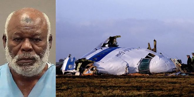 صورة مقسمة لجزئين؛ الأيسر يظهر لقطة جنائية معتمدة للمواطن الليبي أبو عجيلة مسعود، والأيمن يظهر حطام قمرة قيادة طائرة "بان آم 103" المنكوبة فوق بلدة لوكربي.